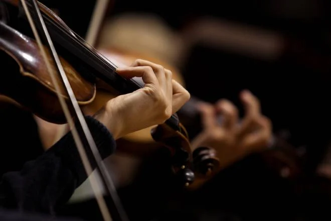 Primo piano delle mani di un violinista