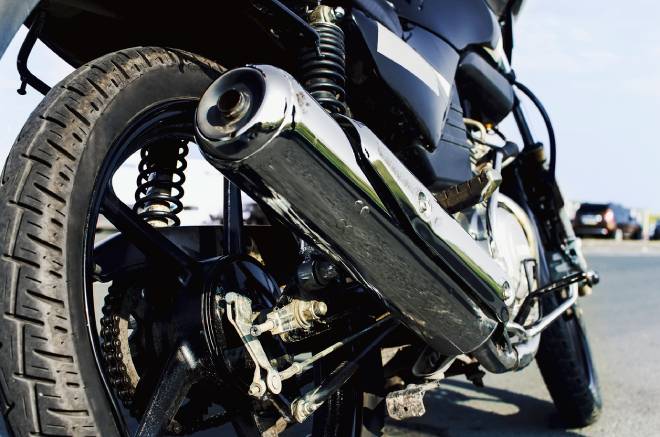 Primo piano dello scarico di una motocicletta