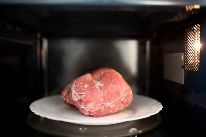 Carne di maiale che si scongela nel microonde