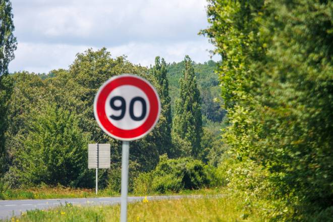 Segnale del limite di velocità di 90 km/h